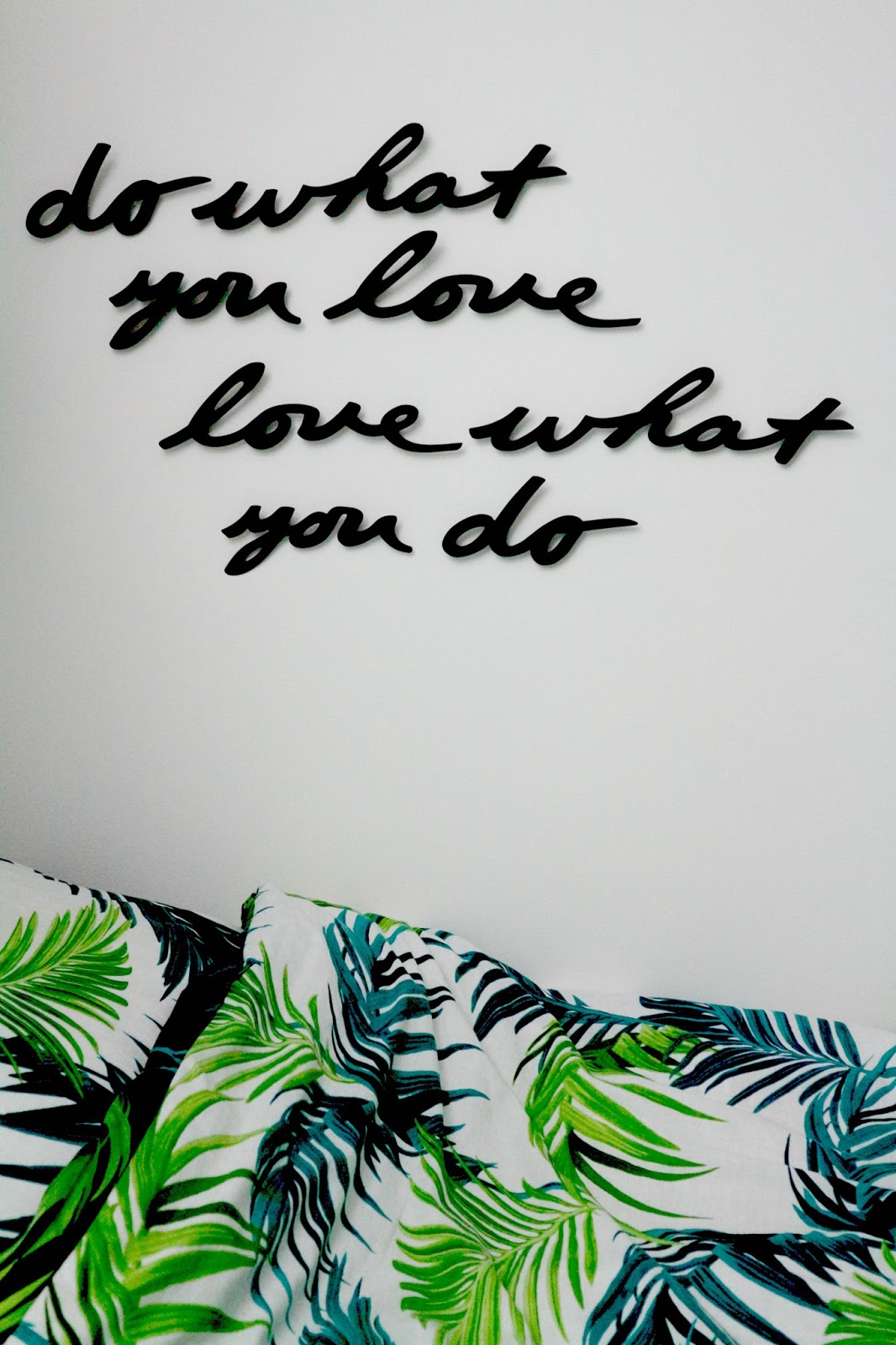 how to decorate white walls