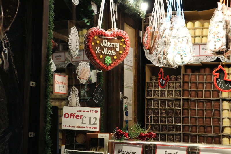 edinburgh christmas market stalls